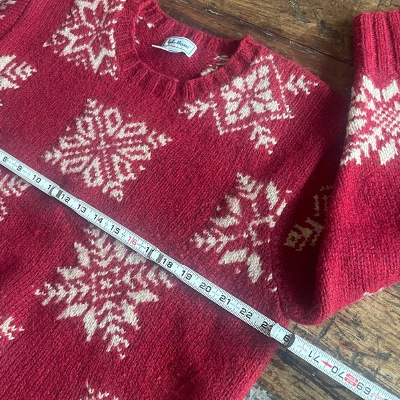 Vintage L.L. Bean 100% Wool Red and Cream Snowflake Sweater - Picture 4 of 7
